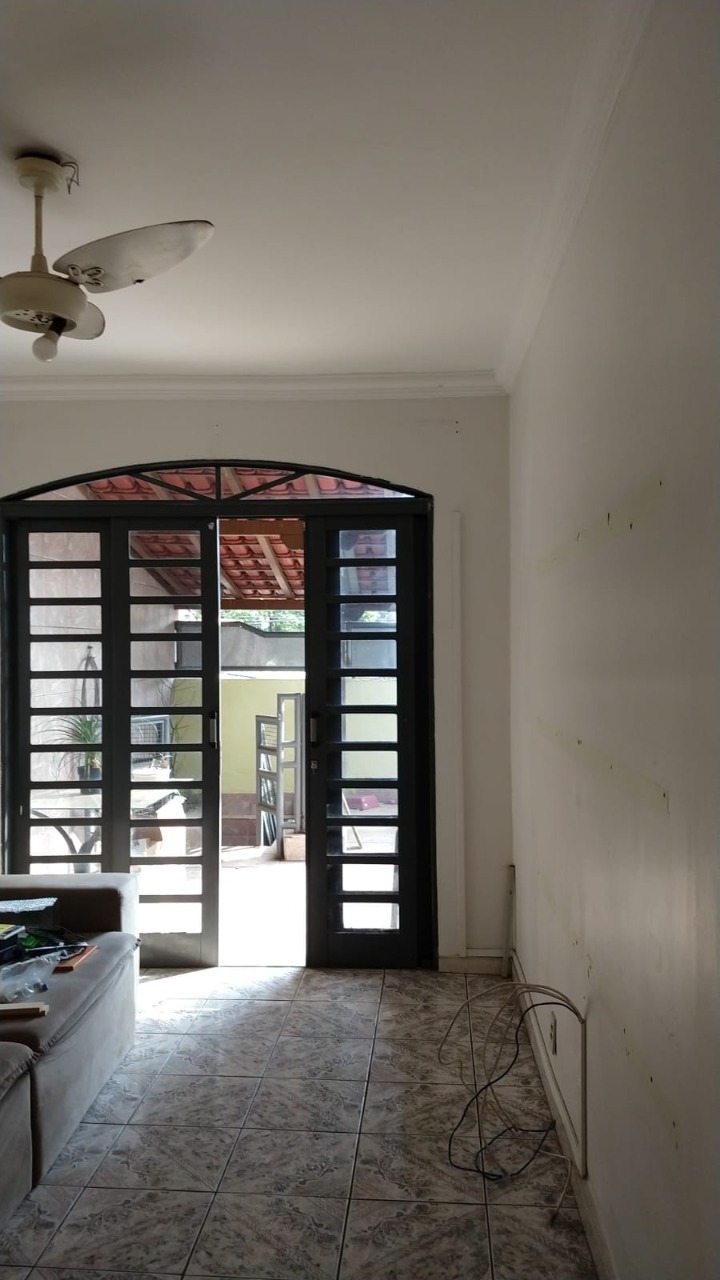 Casa à venda com 3 quartos, 240m² - Foto 2