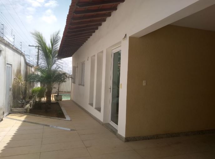 Casa à venda com 3 quartos, 240m² - Foto 1