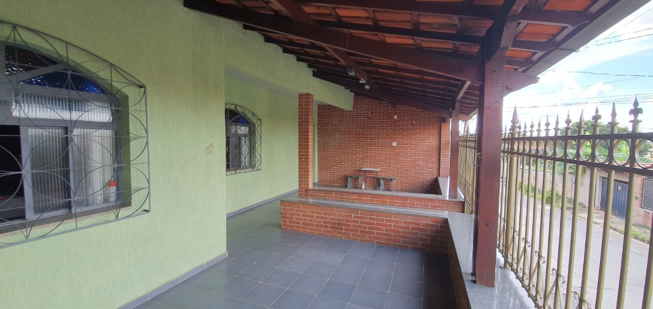 Casa à venda com 3 quartos, 300m² - Foto 2