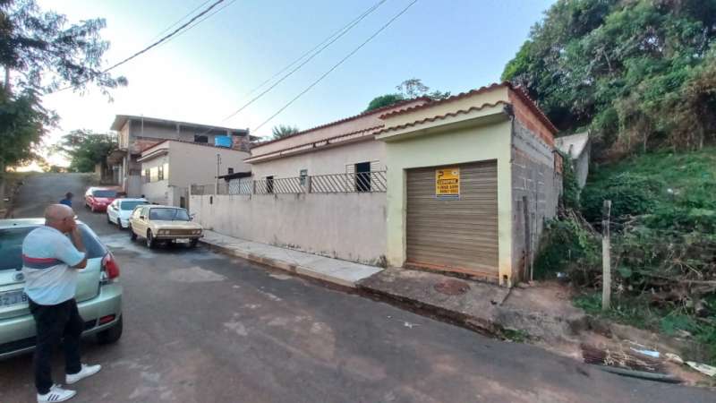 Casa à venda com 3 quartos, 450m² - Foto 1