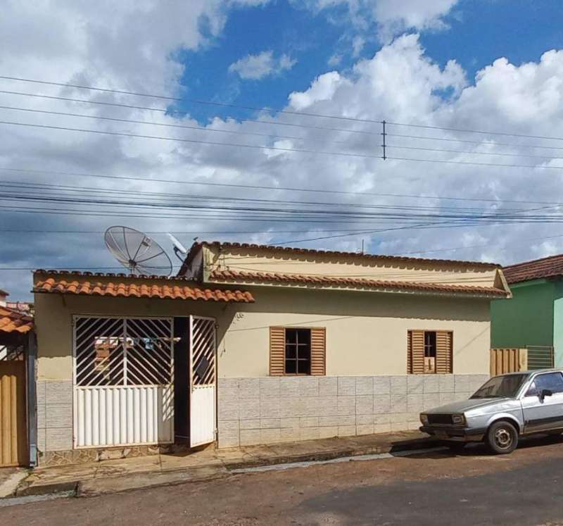 Casa à venda com 2 quartos, 300m² - Foto 1