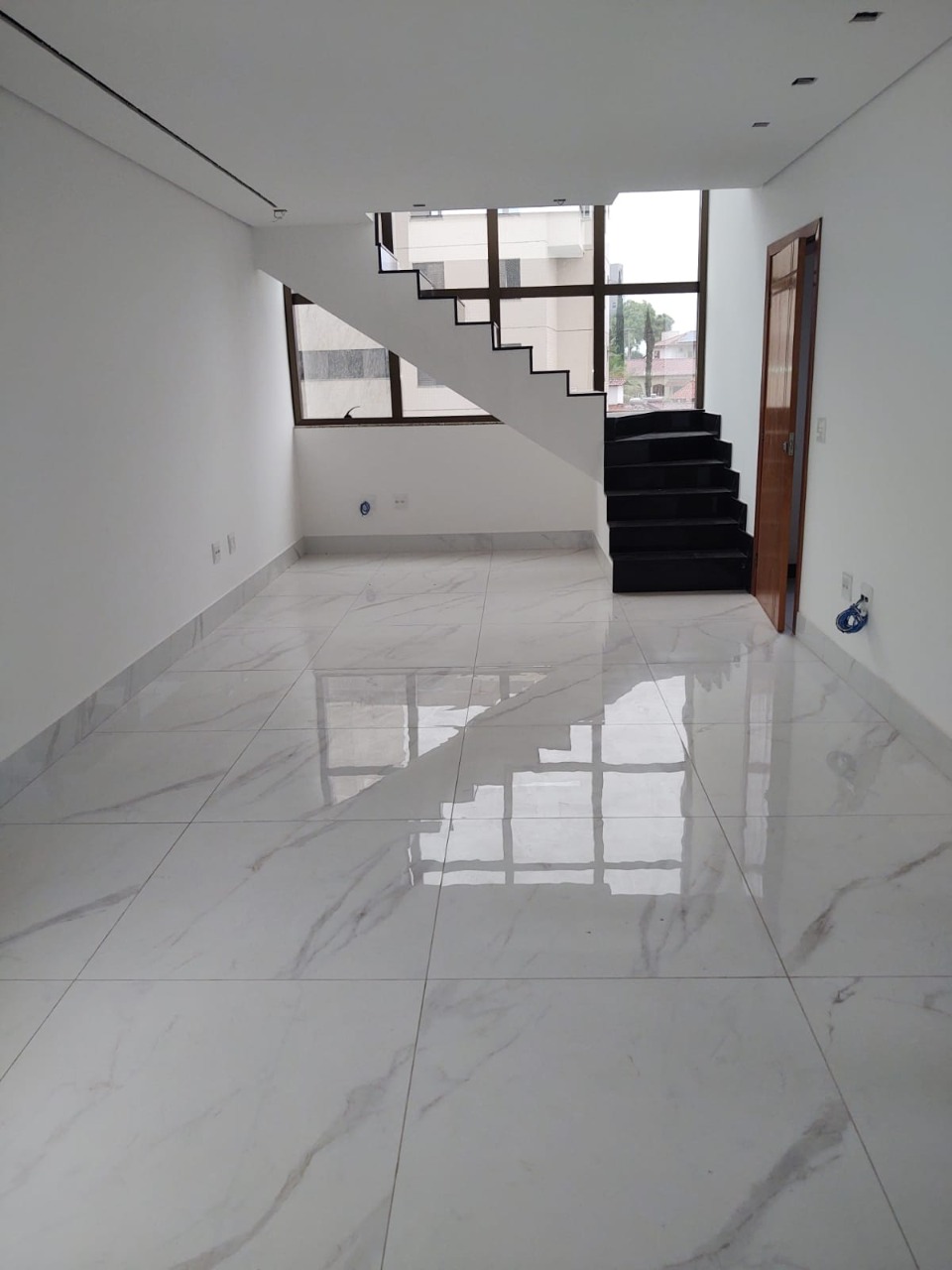 Cobertura à venda com 4 quartos, 240m² - Foto 1