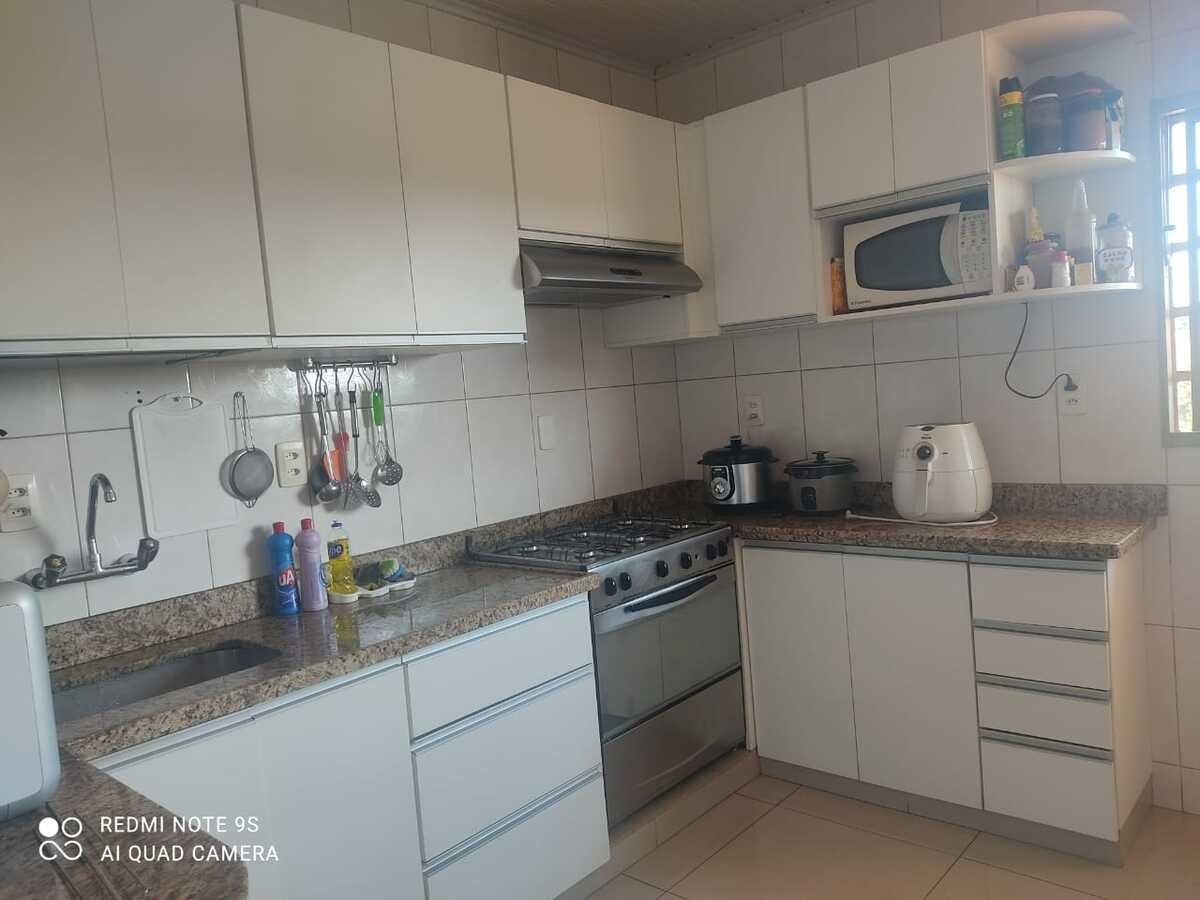 Casa à venda com 4 quartos, 200m² - Foto 3