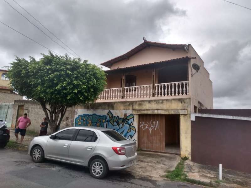 Casa à venda com 4 quartos, 260m² - Foto 1