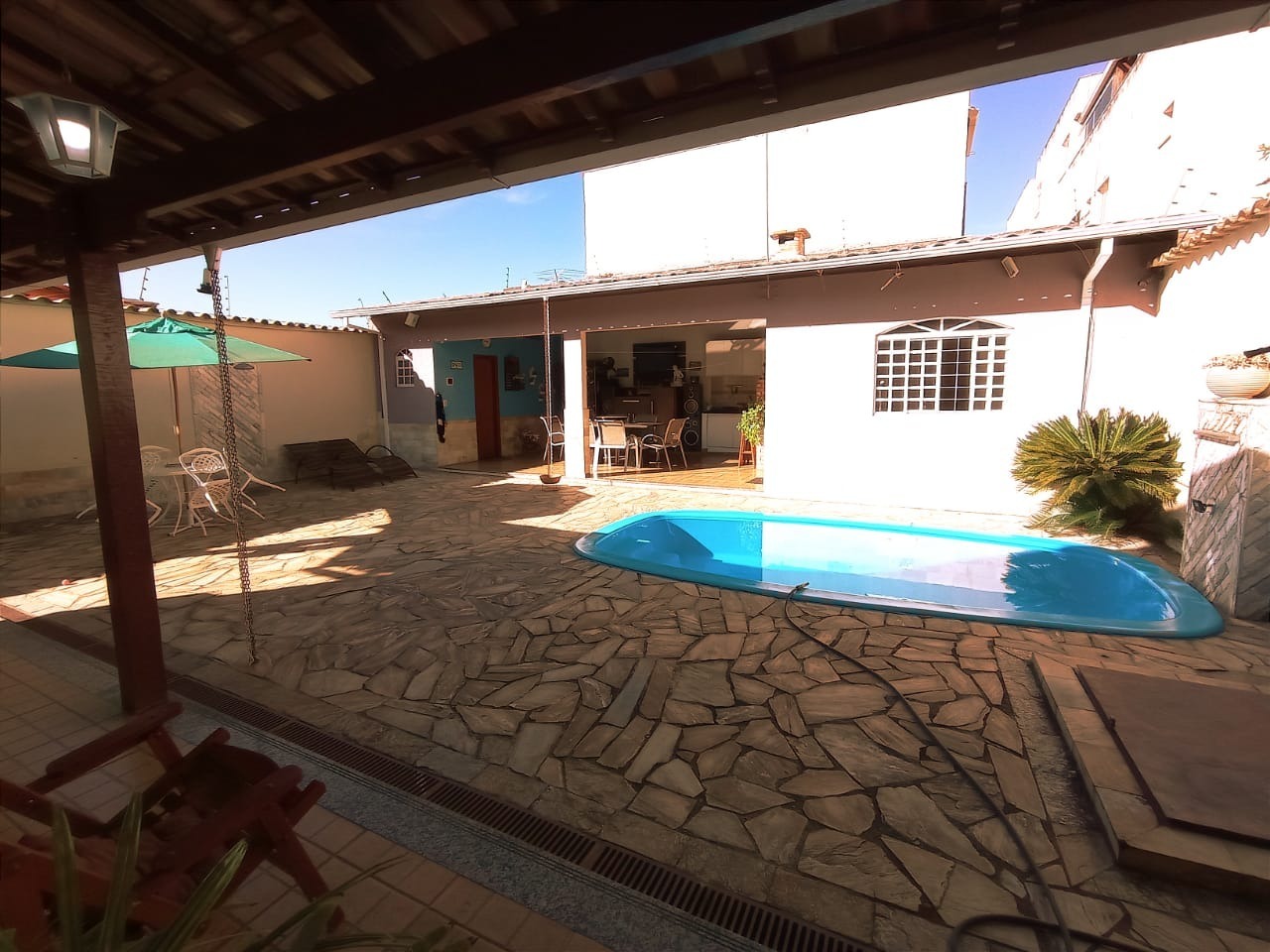 Casa à venda com 3 quartos, 300m² - Foto 1