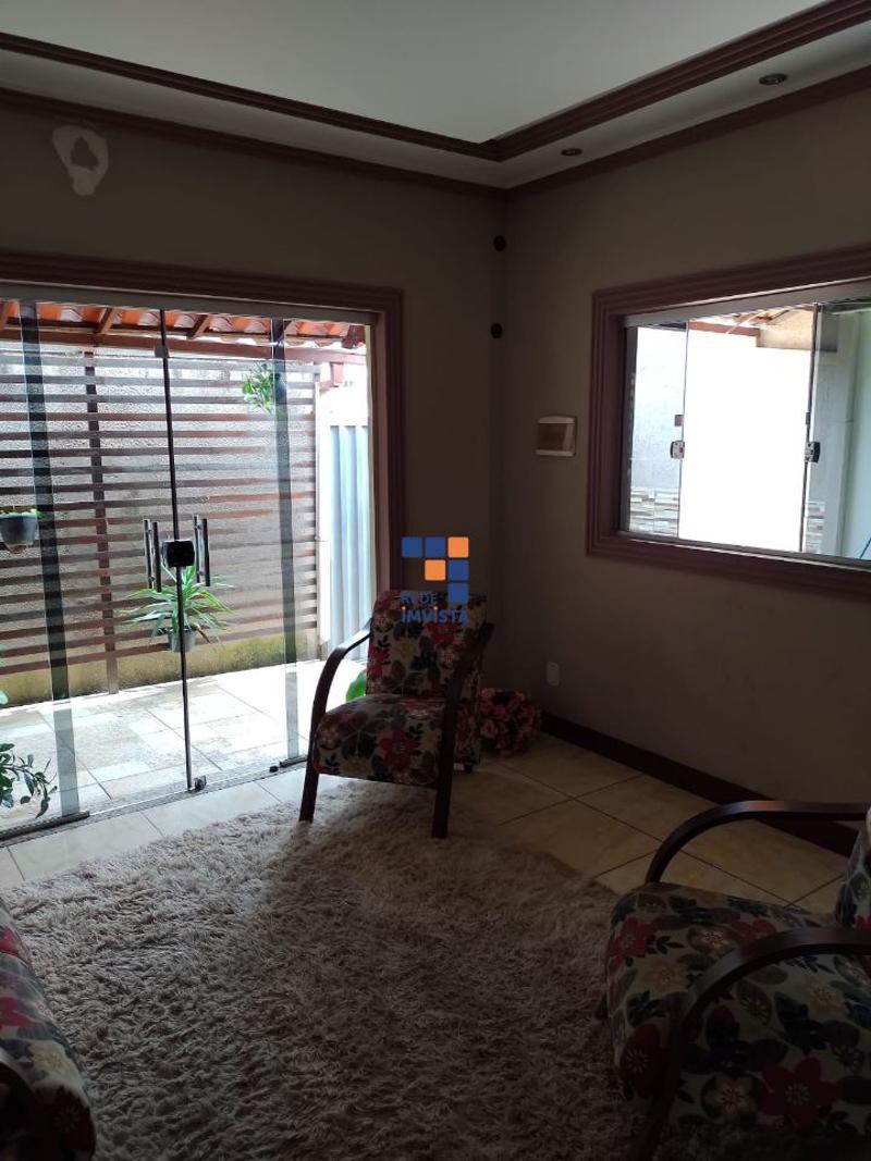 Casa à venda com 4 quartos, 200m² - Foto 2