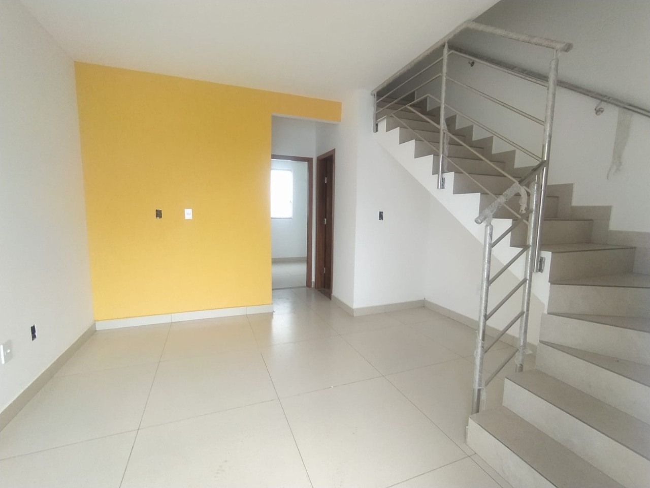 Casa à venda com 3 quartos, 84m² - Foto 1