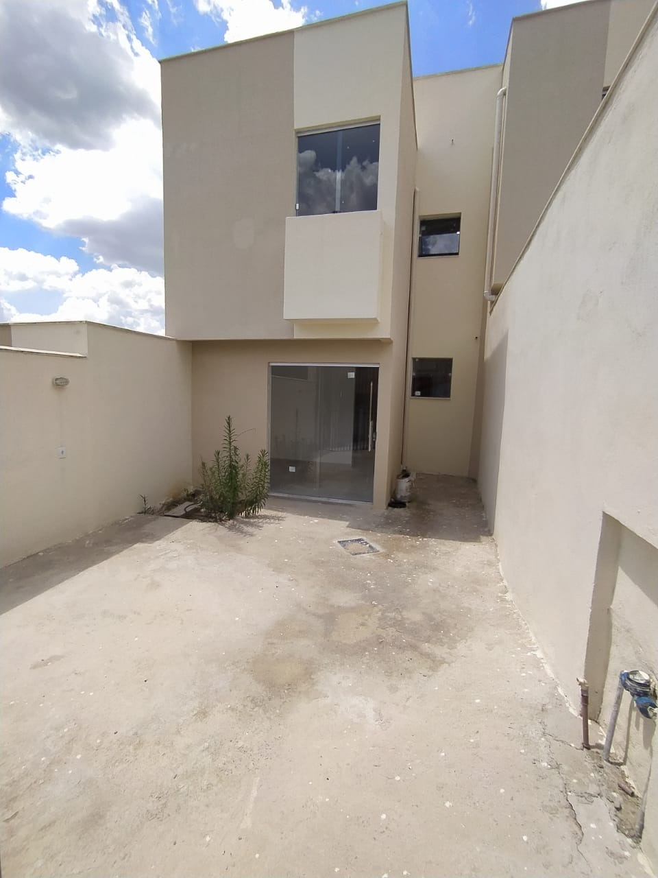 Casa à venda com 3 quartos, 110m² - Foto 1