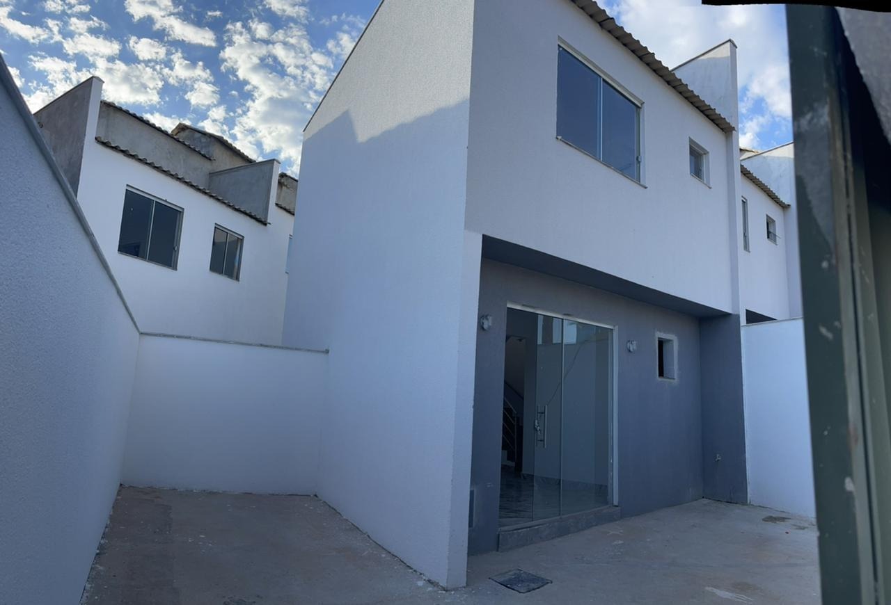 Casa à venda com 2 quartos, 80m² - Foto 1