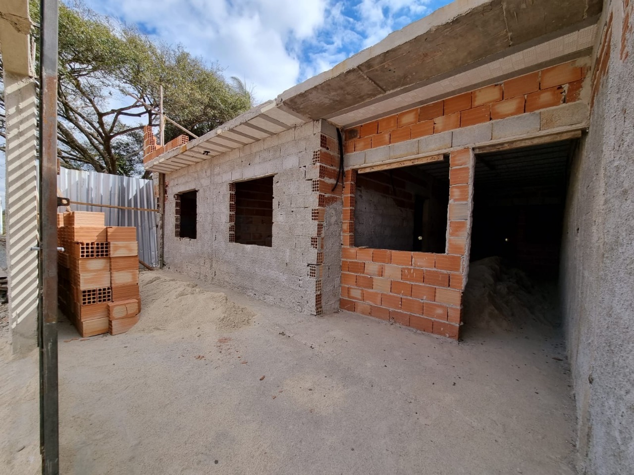 Casa à venda com 3 quartos, 70m² - Foto 1