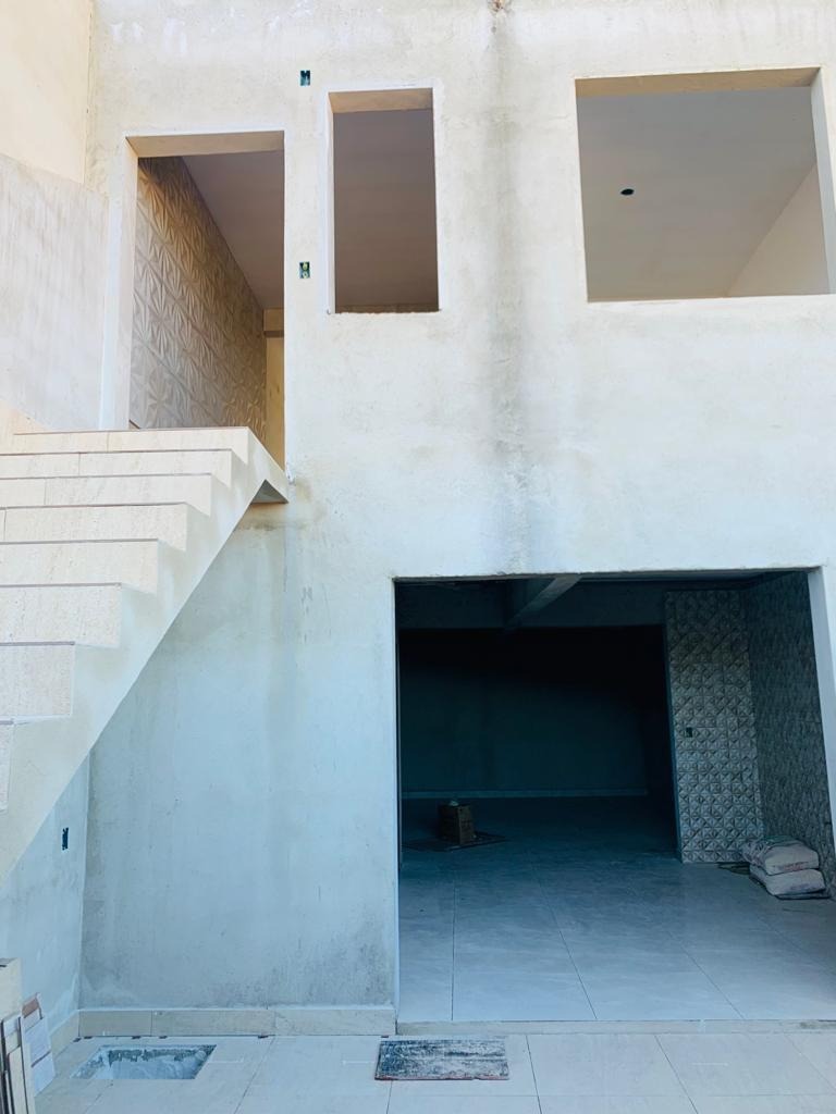 Casa à venda com 2 quartos, 100m² - Foto 1