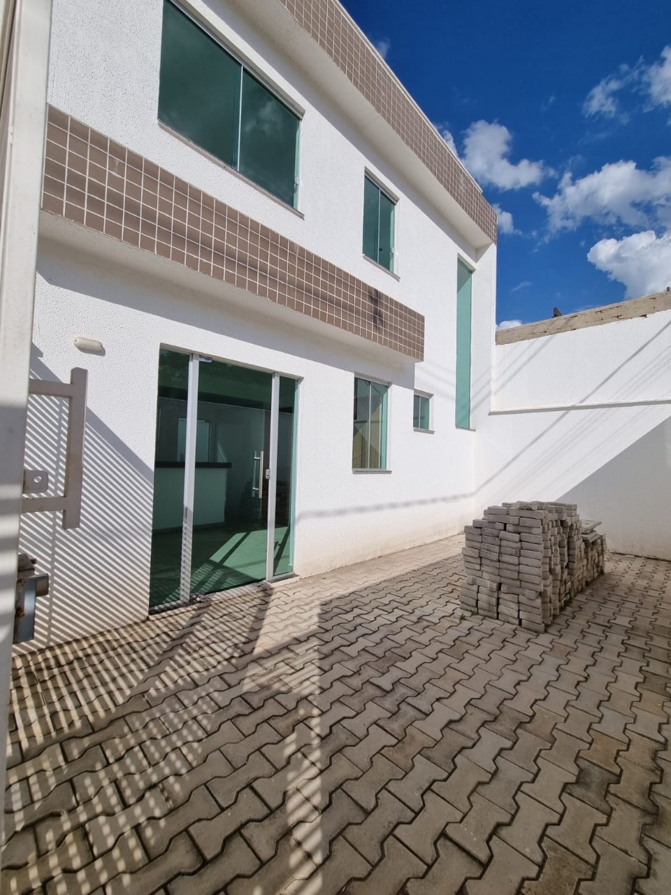 Casa à venda com 3 quartos, 74m² - Foto 1