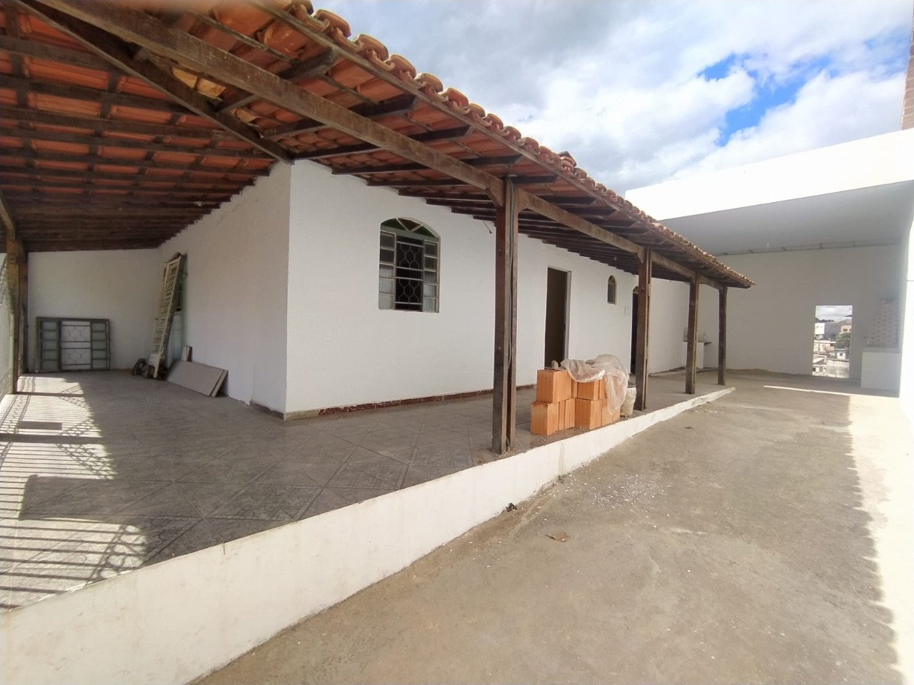 Casa à venda com 4 quartos, 110m² - Foto 1