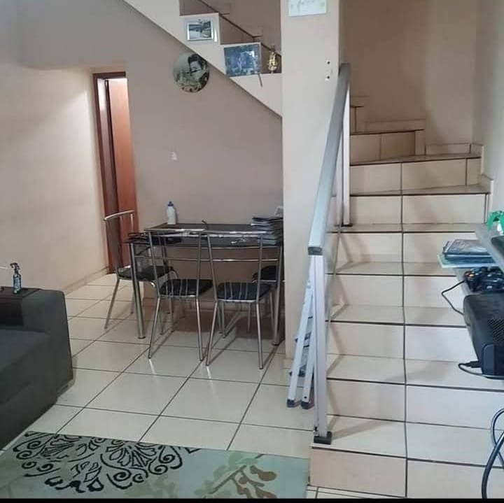 Casa à venda com 2 quartos, 60m² - Foto 2