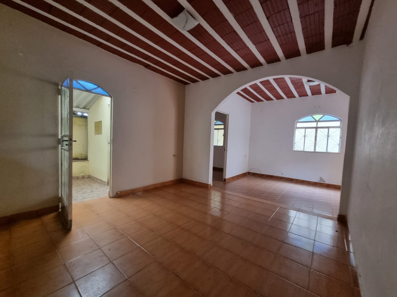 Casa à venda com 3 quartos, 240m² - Foto 1