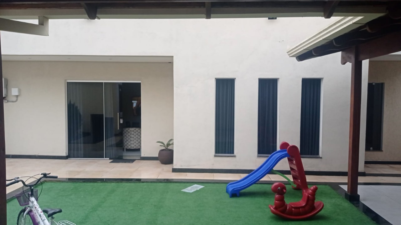 Casa à venda com 4 quartos, 257m² - Foto 1