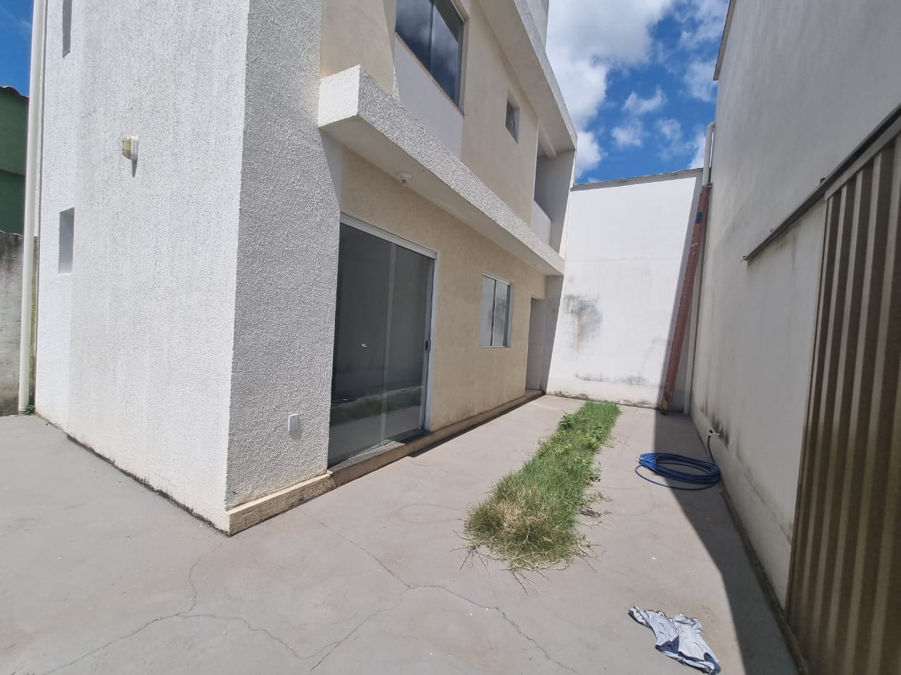 Casa à venda com 2 quartos, 68m² - Foto 1