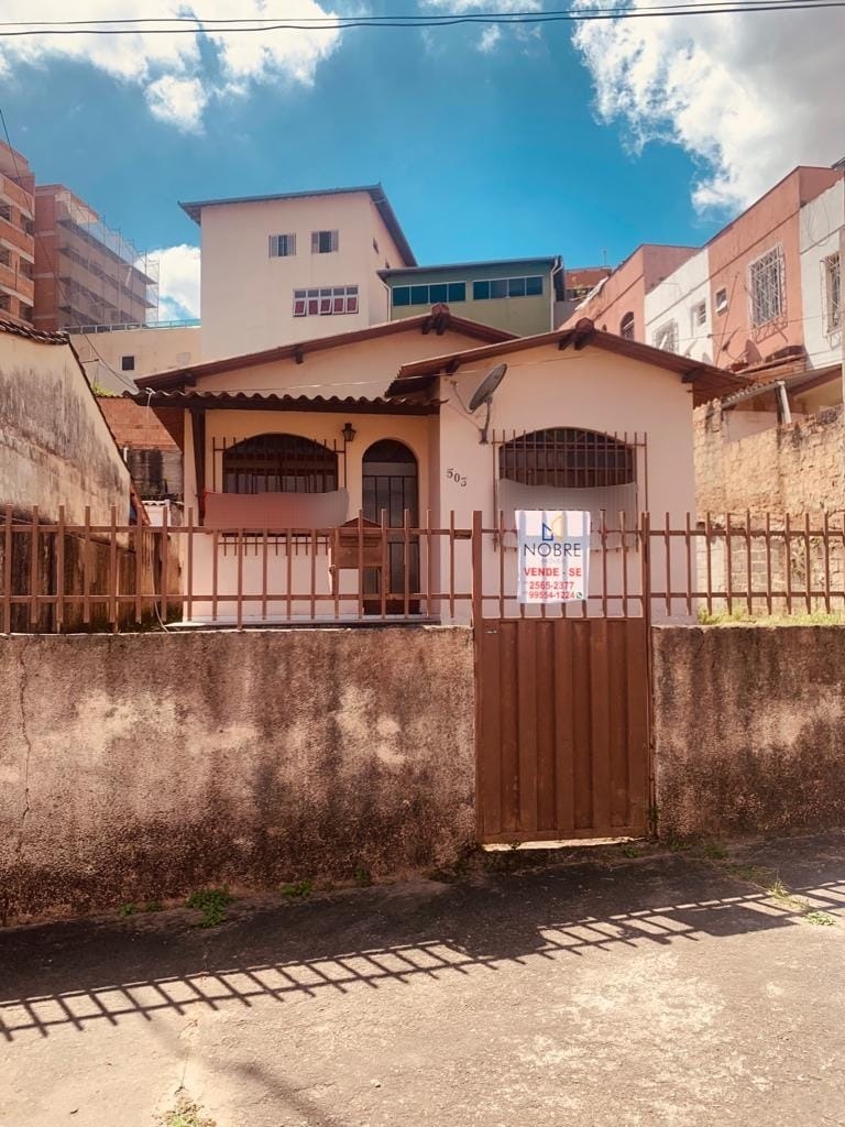 Casa à venda com 3 quartos, 360m² - Foto 1