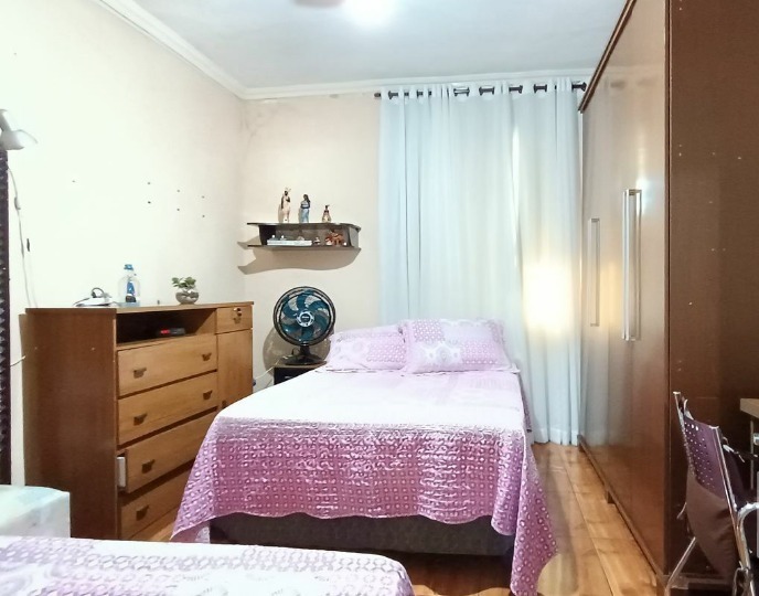 Casa à venda com 6 quartos, 200m² - Foto 4