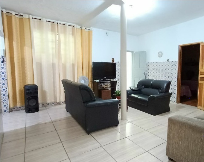 Casa à venda com 6 quartos, 200m² - Foto 1