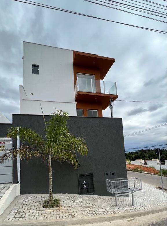 Casa à venda com 3 quartos, 131m² - Foto 2