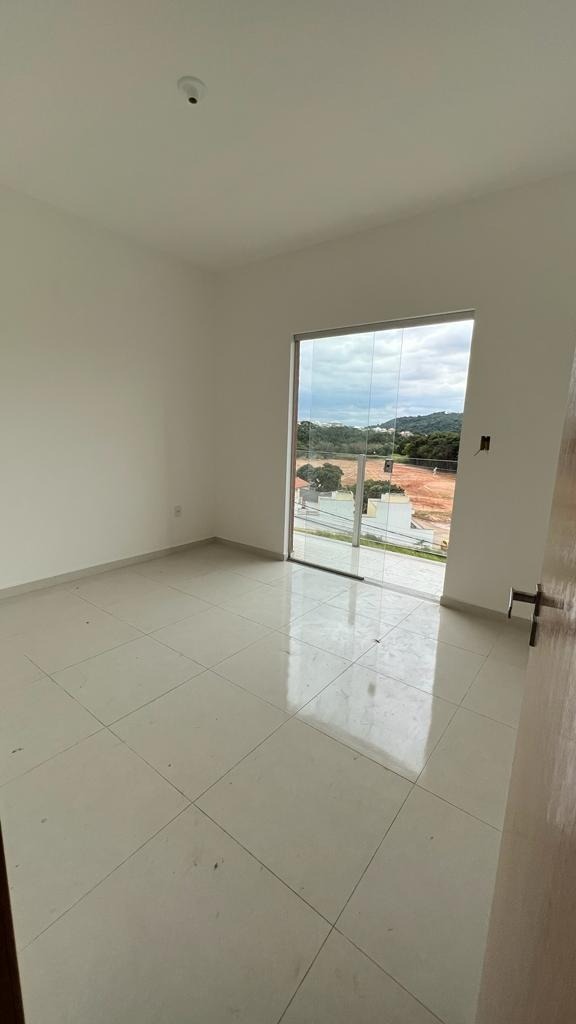 Casa à venda com 3 quartos, 96m² - Foto 2