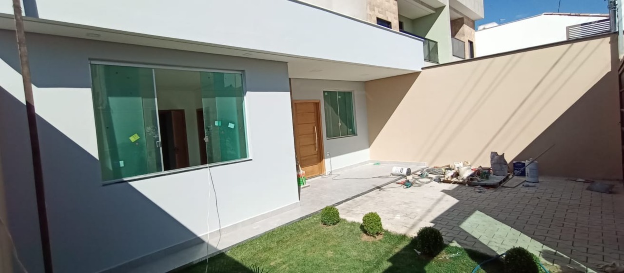 Casa à venda com 3 quartos, 90m² - Foto 1