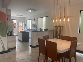 Casa à venda com 4 quartos, 250m² - Foto 1