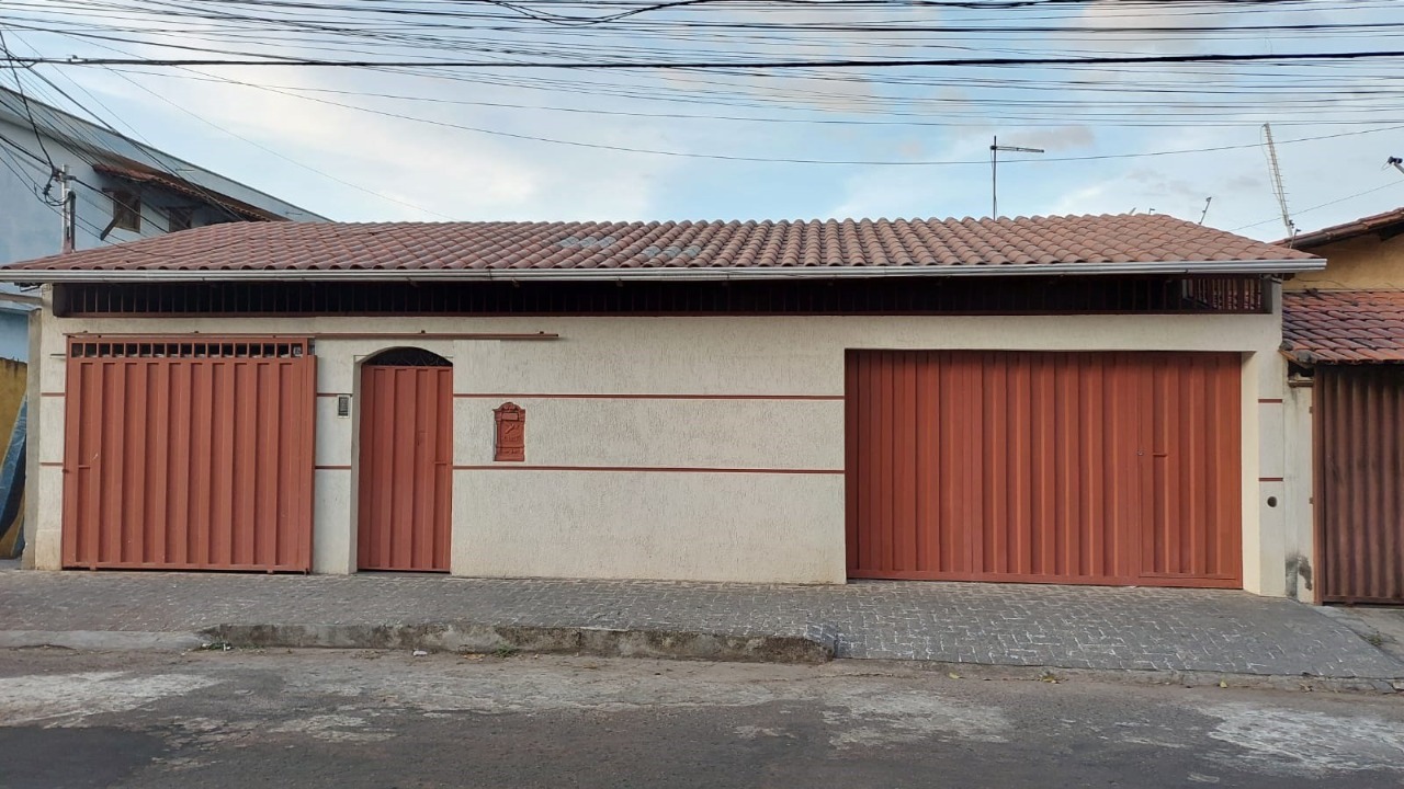 Casa à venda com 4 quartos, 250m² - Foto 1