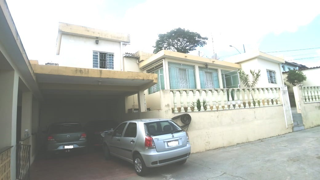 Casa à venda com 7 quartos, 210m² - Foto 2