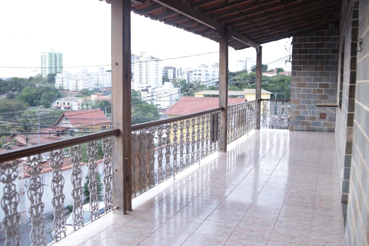 Casa à venda com 3 quartos, 360m² - Foto 1