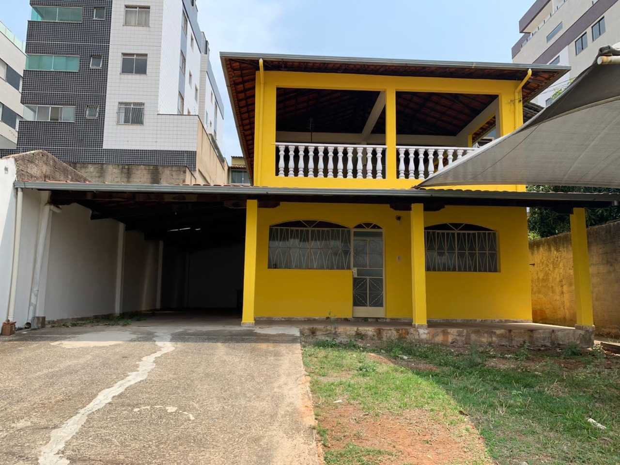 Casa à venda com 3 quartos, 360m² - Foto 1