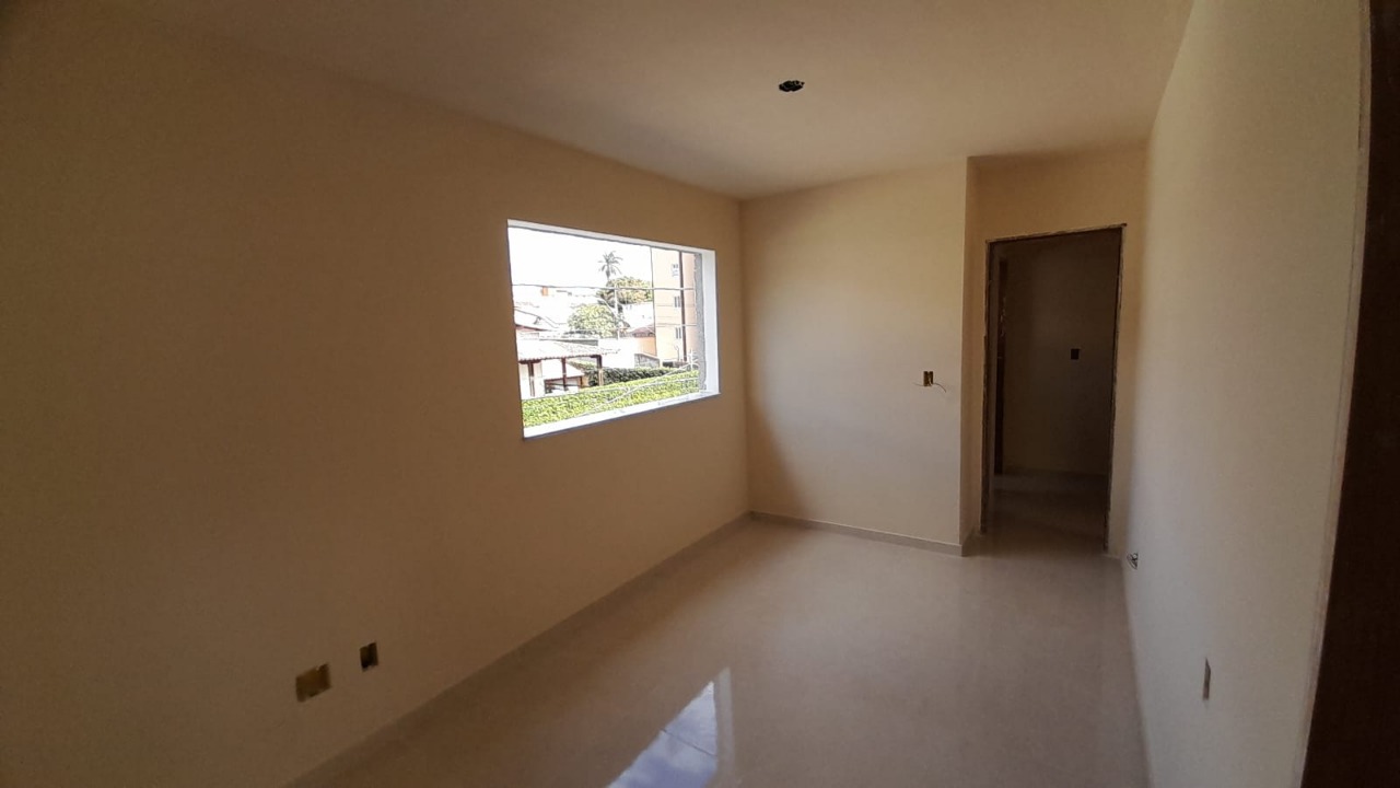 Casa à venda com 2 quartos, 100m² - Foto 1