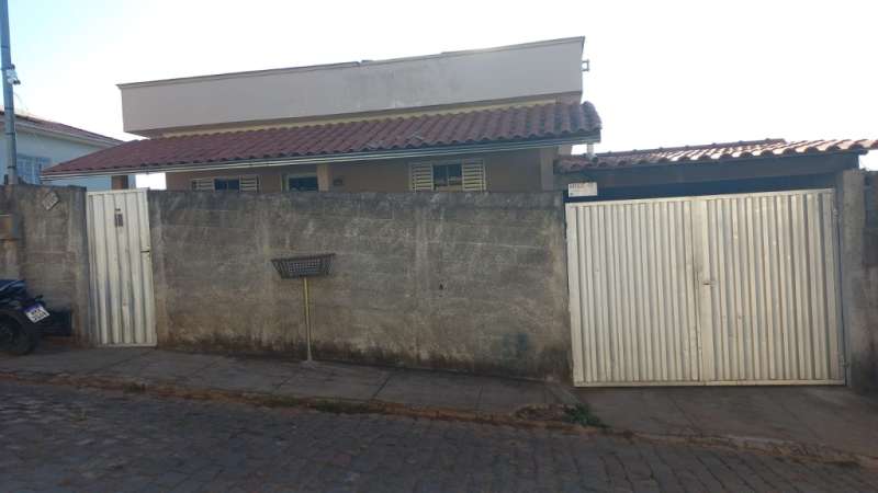 Casa à venda com 3 quartos, 300m² - Foto 1