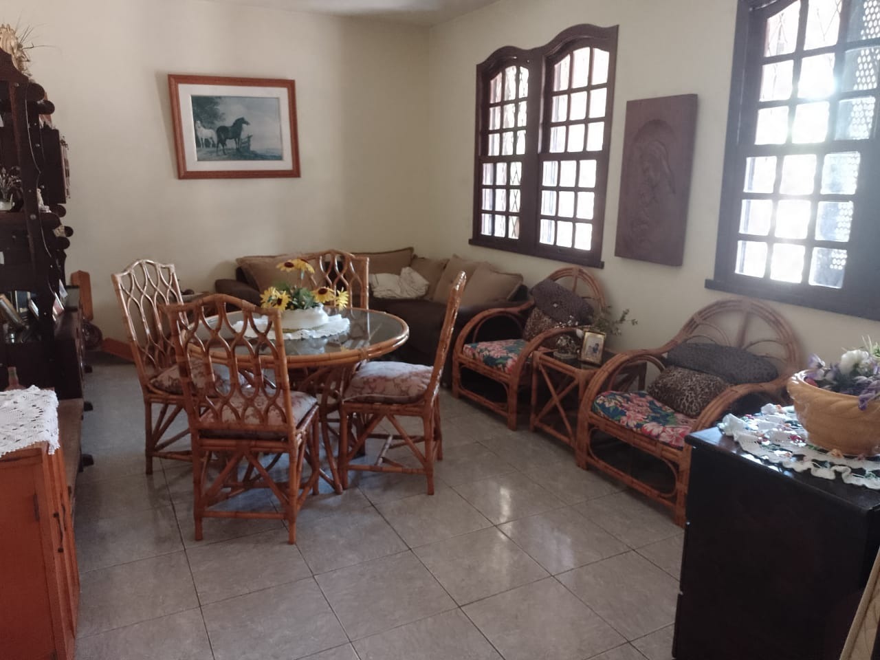 Casa à venda com 4 quartos, 331m² - Foto 1