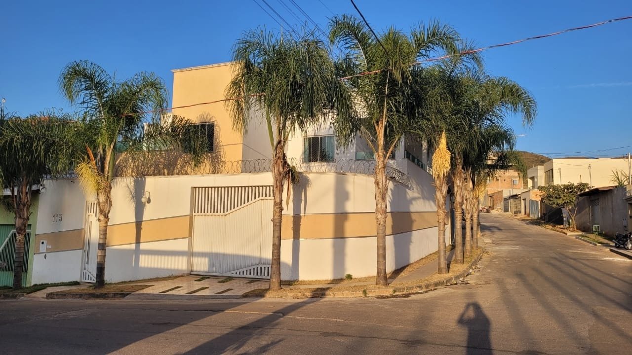 Casa à venda com 4 quartos, 240m² - Foto 2