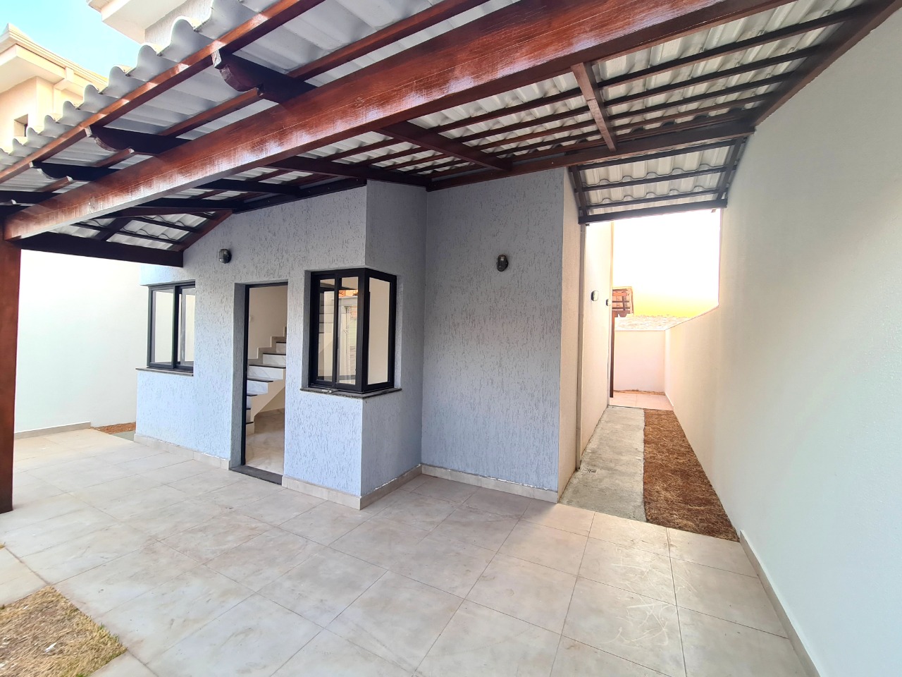 Casa à venda com 3 quartos, 98m² - Foto 2