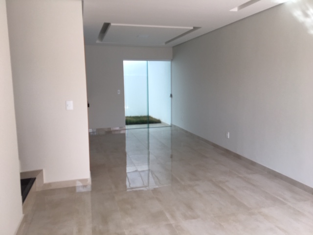 Casa à venda com 3 quartos, 122m² - Foto 1