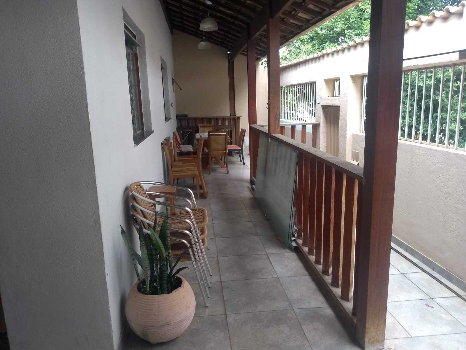 Casa à venda com 5 quartos, 230m² - Foto 2