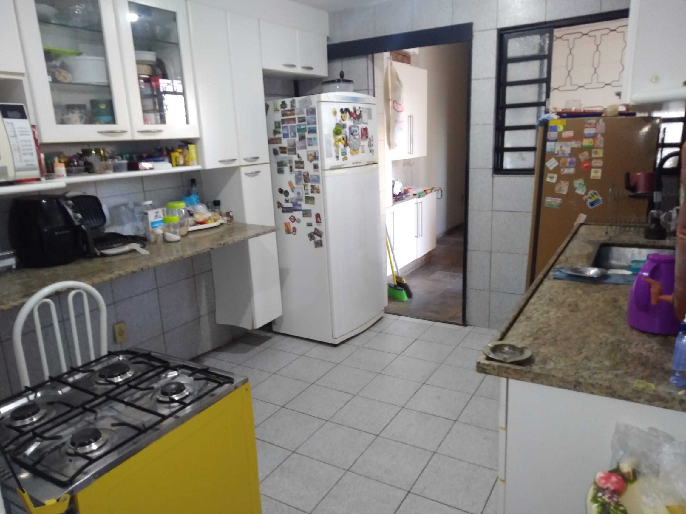 Casa à venda com 4 quartos, 300m² - Foto 1