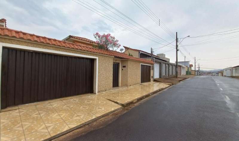 Casa à venda com 3 quartos, 360m² - Foto 2