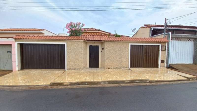 Casa à venda com 3 quartos, 360m² - Foto 1