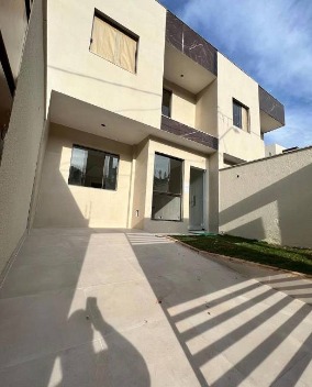 Casa à venda com 3 quartos, 86m² - Foto 1