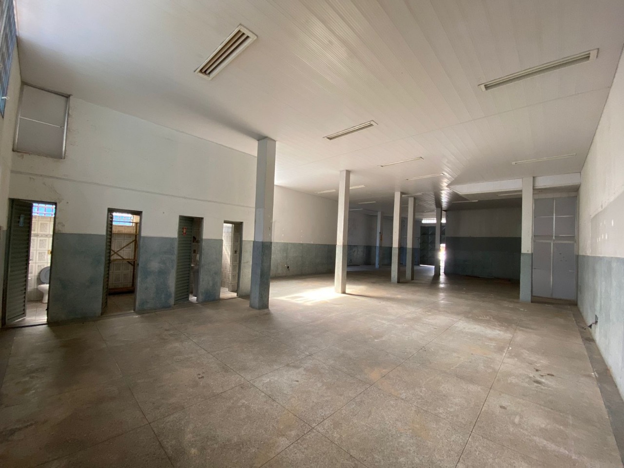 Depósito-Galpão-Armazém à venda com 3 quartos, 220m² - Foto 1