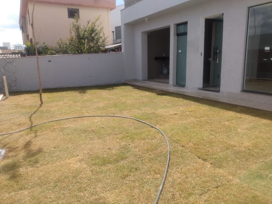 Casa à venda com 4 quartos, 300m² - Foto 1