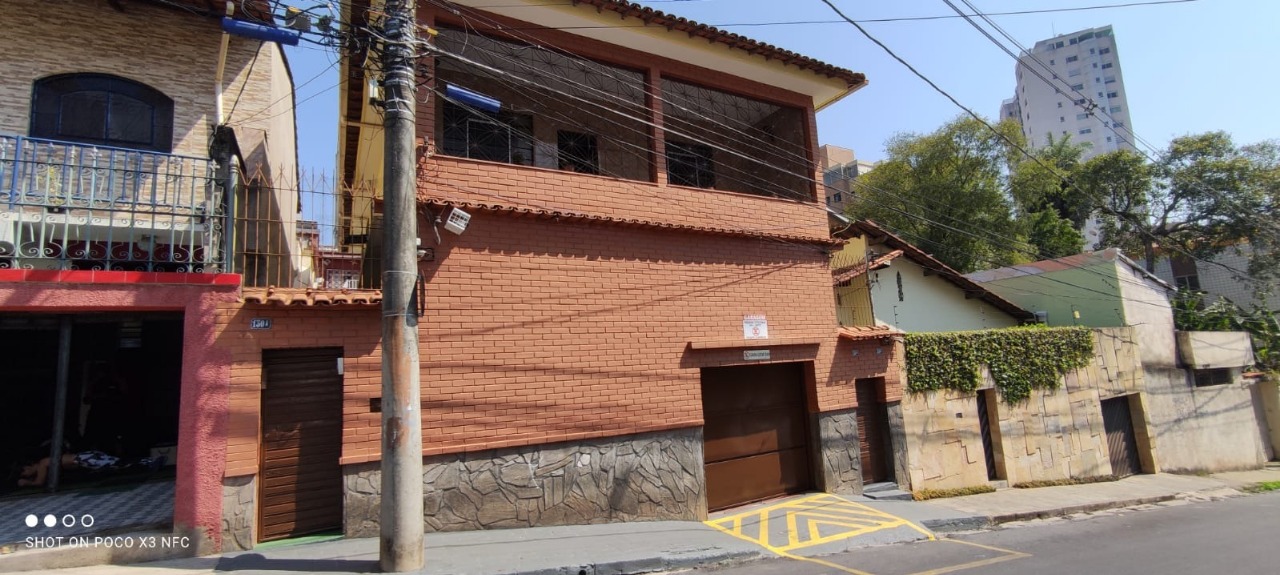 Casa à venda com 10 quartos, 300m² - Foto 1