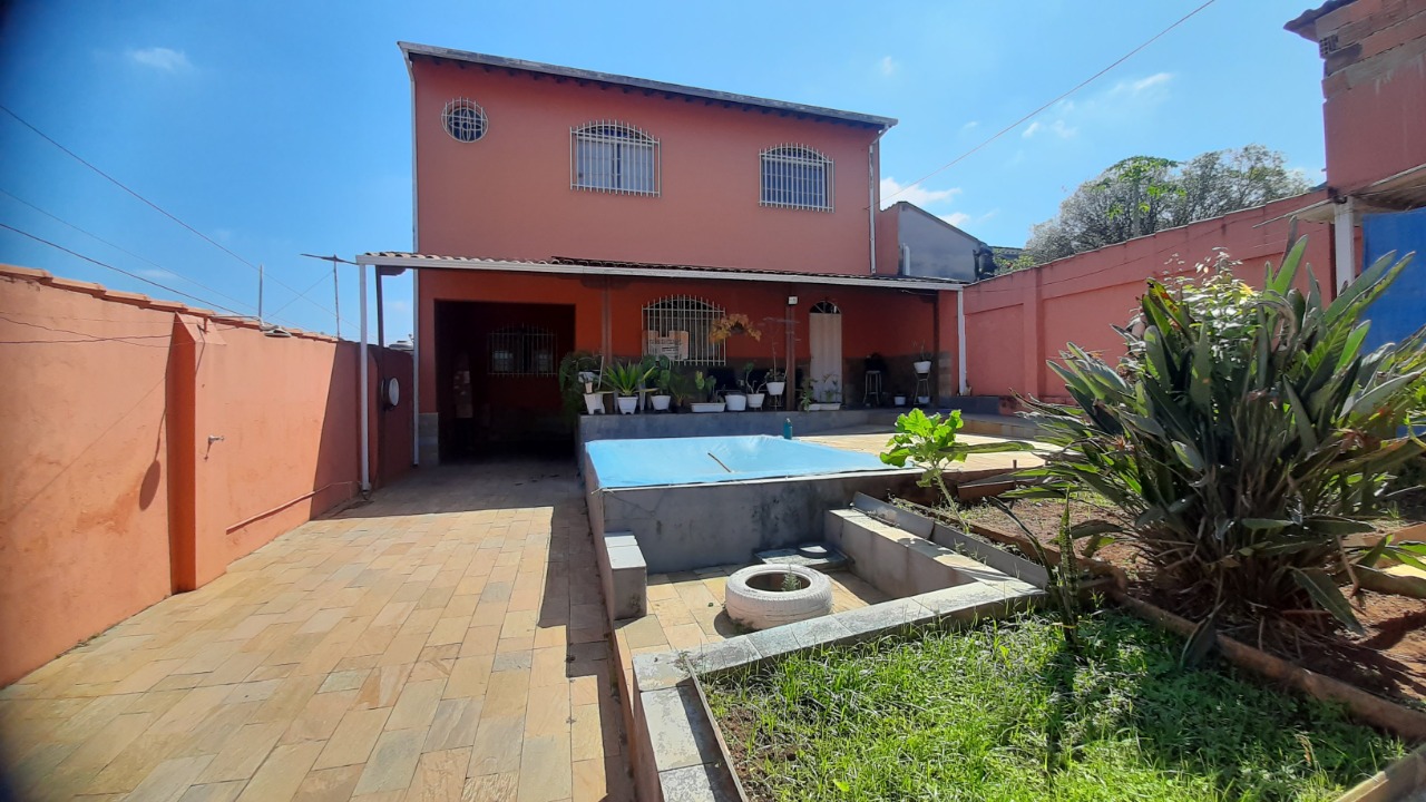 Casa à venda com 4 quartos, 300m² - Foto 1