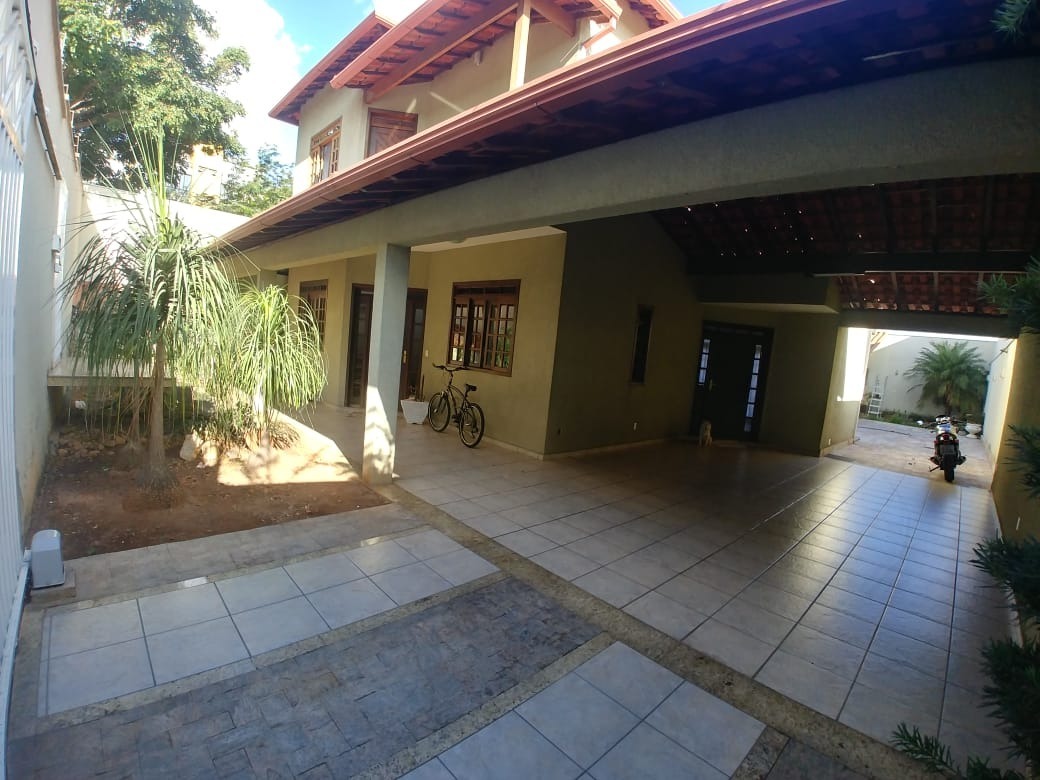 Casa à venda com 3 quartos, 240m² - Foto 1