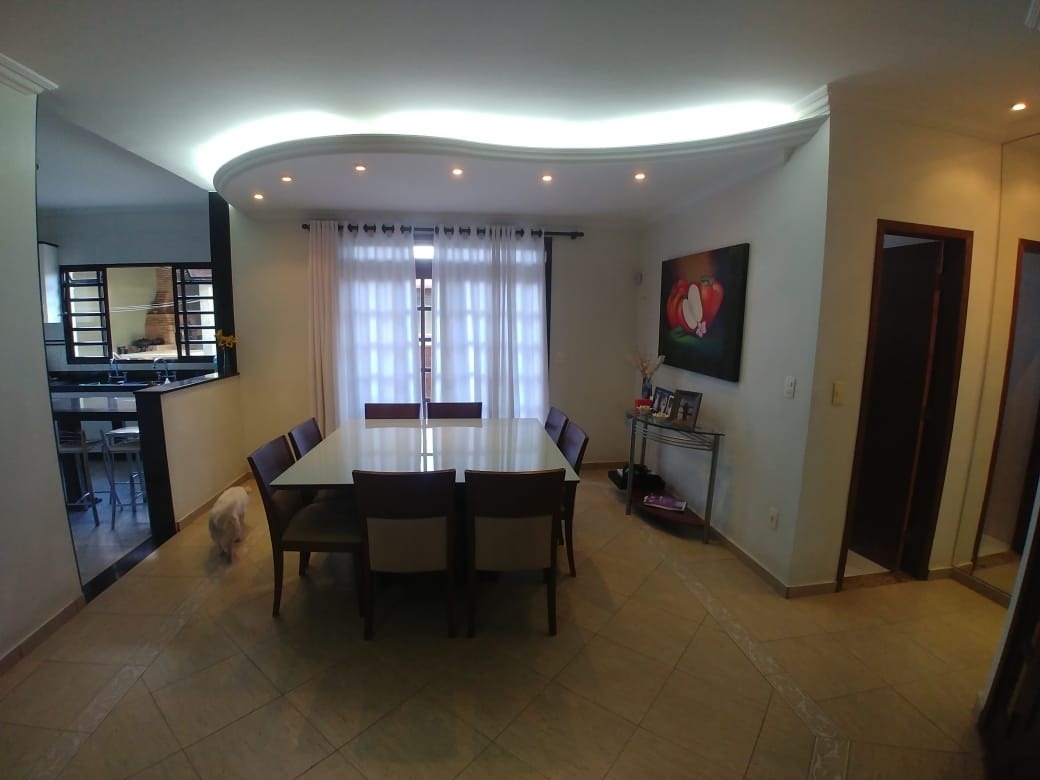 Casa à venda com 3 quartos, 240m² - Foto 2