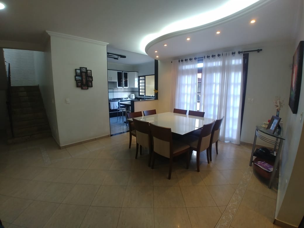 Casa à venda com 3 quartos, 240m² - Foto 3